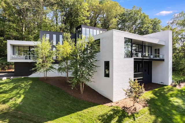 4606 Shys Hill Rd, Nashville, TN 37215 - view of side of home featuring a balcony and a yard