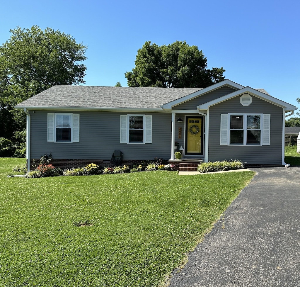 3494 Dusty Ln, Hopkinsville, KY 42240 - single story home featuring a front yard and a shingled roof