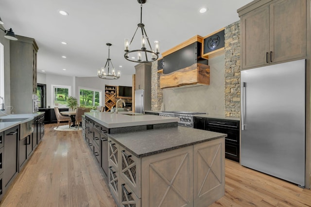 3120 Boxley View Ln, Franklin, TN 37064 - kitchen featuring high end appliances, exhaust hood, a chandelier, a kitchen island with sink, and tasteful backsplash