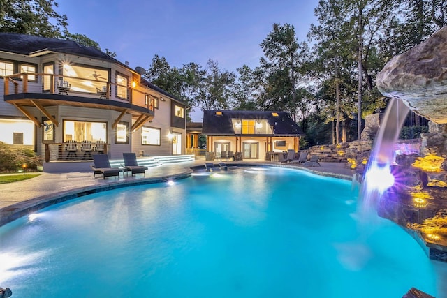 3120 Boxley View Ln, Franklin, TN 37064 - outdoor pool featuring a jacuzzi, a patio area, an outdoor structure, and a storage structure