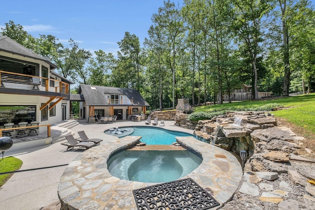 3120 Boxley View Ln, Franklin, TN 37064 - view of swimming pool featuring a patio, a pool with connected hot tub, and view of wooded area