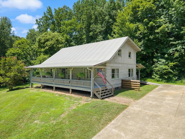 3000 Preston Bagwell Rd, Clarksville, TN 37043 - view of front facade featuring a front yard, a metal roof, and a deck