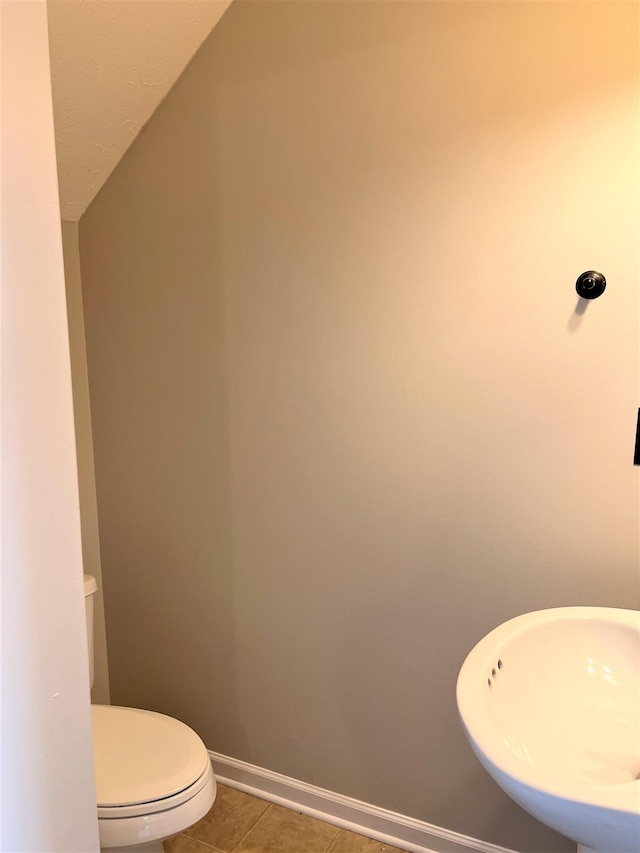 3754 Chippewa Pl, Murfreesboro, TN 37128 - bathroom featuring tile patterned floors and vaulted ceiling
