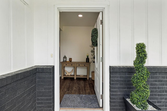 819 Woodside St, Columbia, TN 38401 - entrance to property featuring board and batten siding