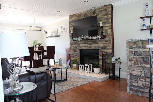 231 Overlook Pl, Columbia, TN 38401 - living area with crown molding, wood finished floors, a stone fireplace, and recessed lighting