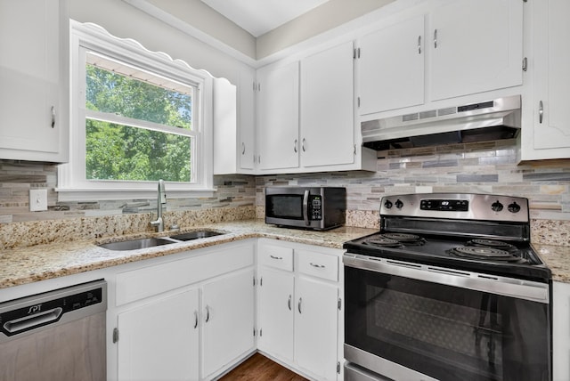 609 Chrisman Dr, Clarksville, TN 37042 - kitchen featuring appliances with stainless steel finishes, under cabinet range hood, white cabinets, and tasteful backsplash
