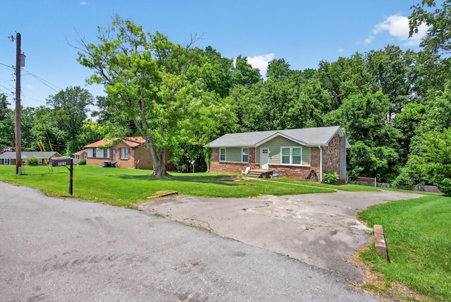 609 Chrisman Dr, Clarksville, TN 37042 - ranch-style house with brick siding and a front lawn