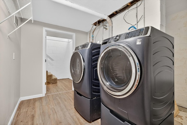 609 Chrisman Dr, Clarksville, TN 37042 - laundry room with independent washer and dryer and light wood-style flooring