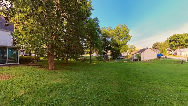 204 Fisher Ave, Carthage, TN 37030 - view of grassy yard featuring a residential view