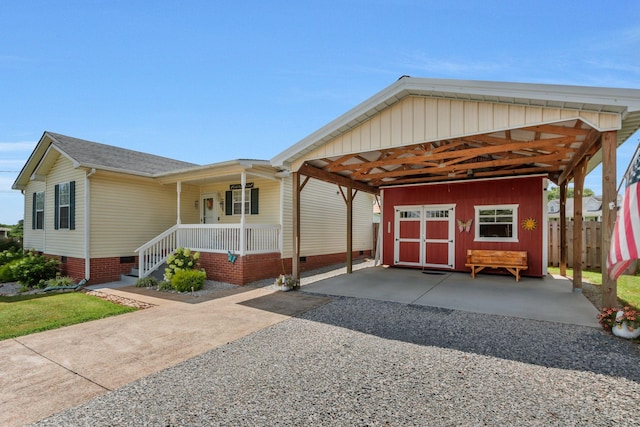 109 Saint Margarett Cir, Columbia, TN 38401 - view of front facade featuring crawl space, gravel driveway, a detached carport, covered porch, and an outdoor structure