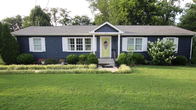 818 W Clark Blvd, Murfreesboro, TN 37129 - ranch-style home featuring a front yard and a shingled roof