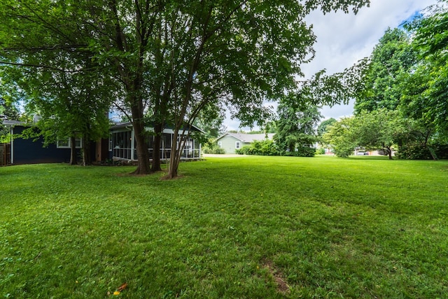 818 W Clark Blvd, Murfreesboro, TN 37129 - view of grassy yard with a sunroom