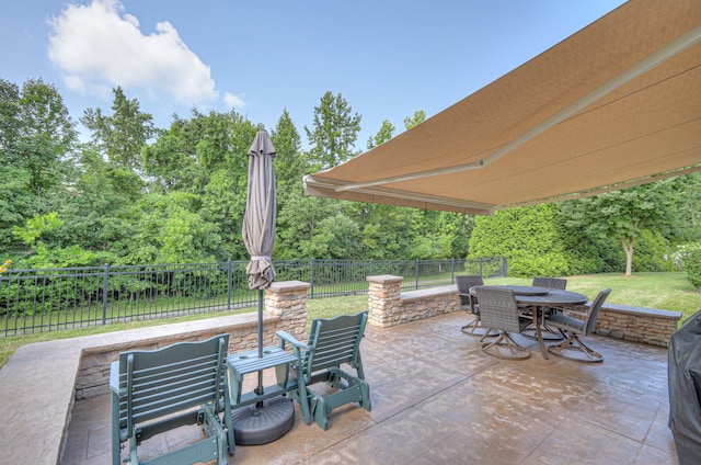 154 Salient Ln, Mount Juliet, TN 37122 - fenced backyard with outdoor dining area and a patio