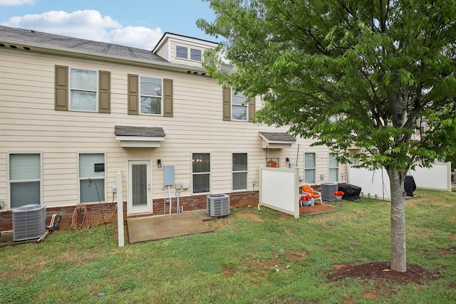 3927 Cannonsgate Ln, Murfreesboro, TN 37128 - back of property with a lawn, a patio, and brick siding