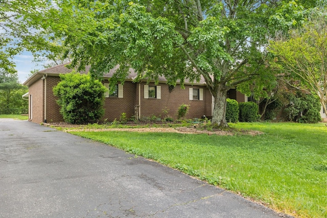 2261 High Meadow Dr, Murfreesboro, TN 37129 - view of front of home with brick siding and a front yard