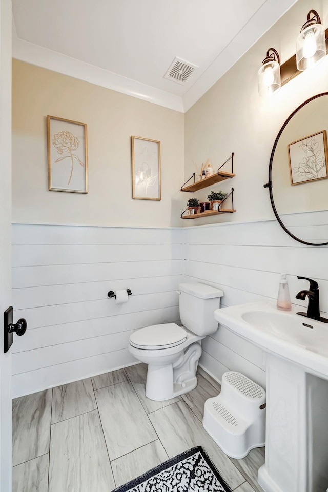3612 Shady Forest Dr, Murfreesboro, TN 37128 - bathroom with crown molding and a wainscoted wall