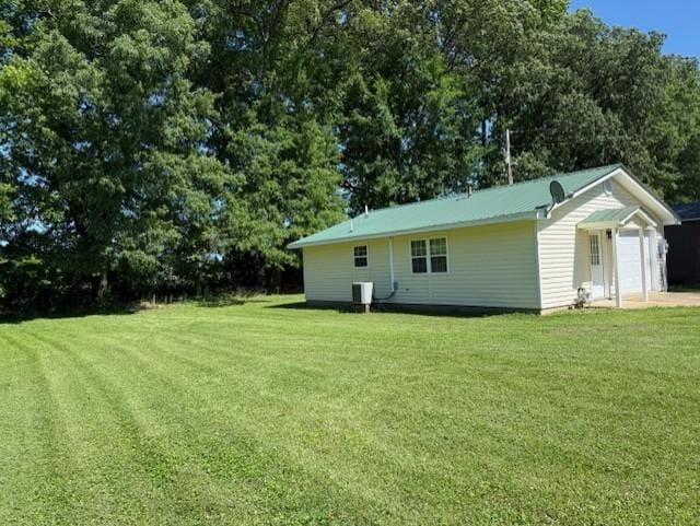 225 Clifty Village Ln, Paris, TN 38242 - photo 1