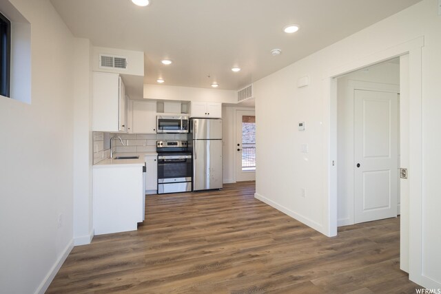 1185 S Murphy Ln Unit 106B, Moab, UT 84532 - kitchen with stainless steel appliances, a sink, light countertops, baseboards, and dark wood-style floors