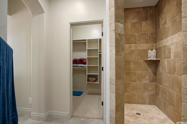 bathroom featuring tiled shower
