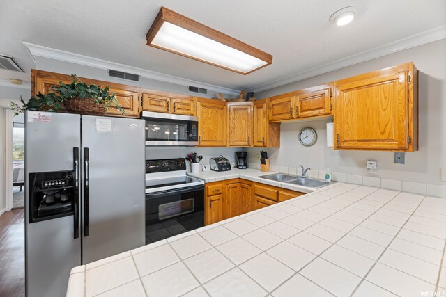 1845 W Canyon Dr Unit 304, St George, UT 84770 - kitchen with crown molding, light hardwood / wood-style flooring, appliances with stainless steel finishes, and sink
