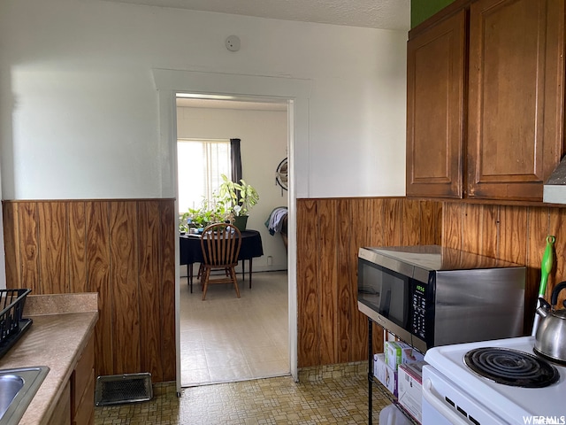 333 W Railroad Ave, Price, UT 84501 - kitchen featuring range and light tile floors