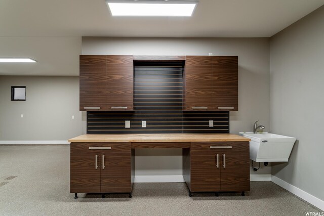 854 W Tawgoo Ct, Ivins, UT 84738 - kitchen featuring a sink, wooden counters, baseboards, and modern cabinets