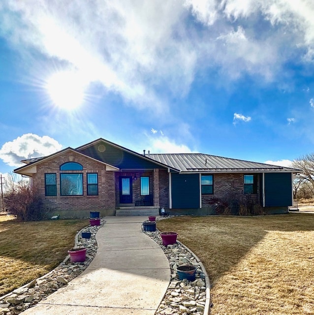 single story home featuring a front lawn
