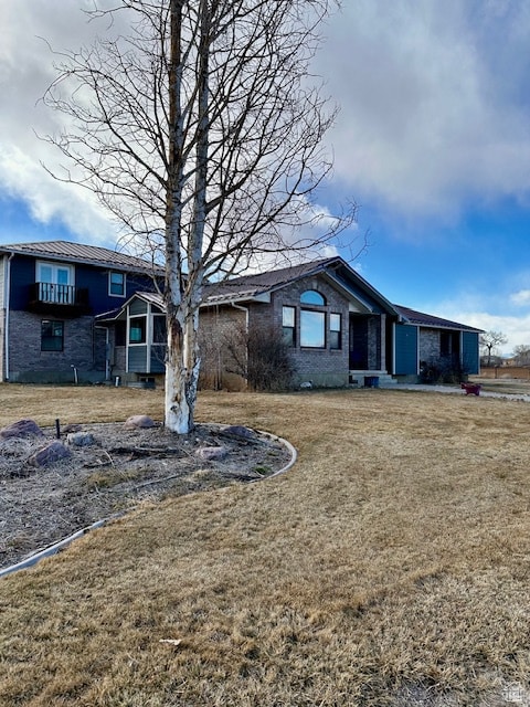 view of front of home featuring a front yard