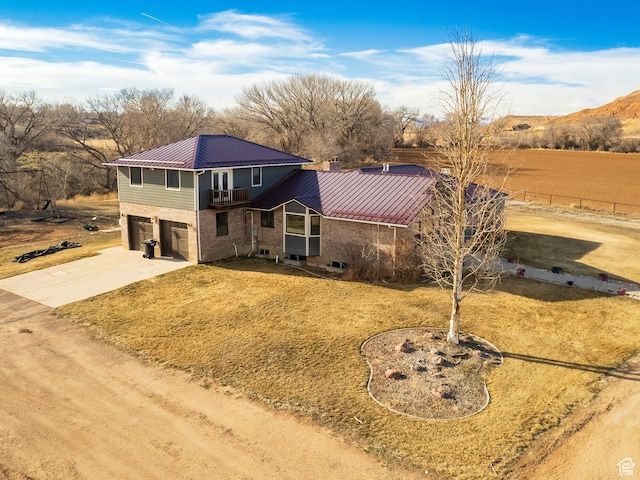 view of front of property featuring a front yard and a garage
