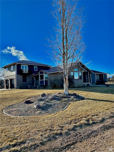 view of front of property with a front lawn