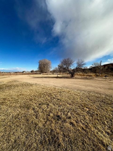 view of yard featuring a rural view