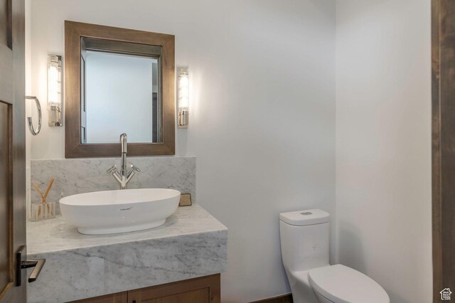 1905 E Kings Peak Cir, Heber City, UT 84032 - half bath featuring toilet, vanity, and decorative backsplash