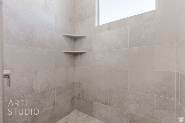 bathroom featuring tiled shower