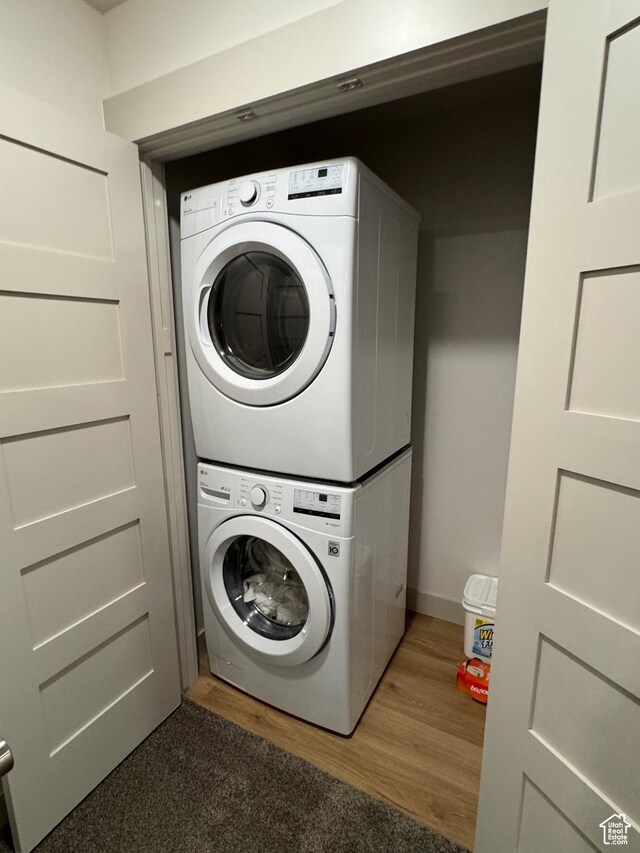 140 W 150 S Unit I32, Garden City, UT 84028 - washroom with laundry area, dark wood-style flooring, and stacked washing maching and dryer