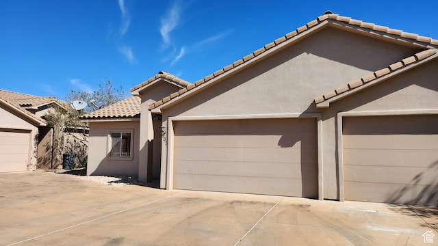 view of front facade with a garage