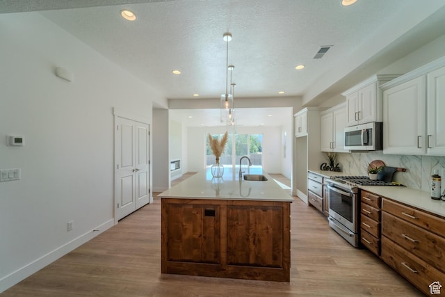 723 S 1220 W Unit 34, Hurricane, UT 84737 - kitchen with a sink, visible vents, appliances with stainless steel finishes, light wood-type flooring, and backsplash