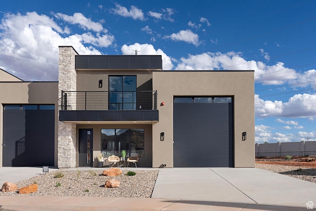 400 S Moki Dr Unit I-1, Kanab, UT 84741 - contemporary home featuring a balcony, stucco siding, and driveway