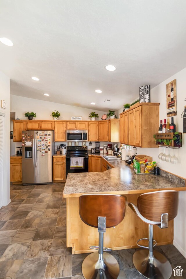 4623 Pueblo Verde Dr, Moab, UT 84532 - kitchen featuring a kitchen breakfast bar, kitchen peninsula, stainless steel appliances, and vaulted ceiling