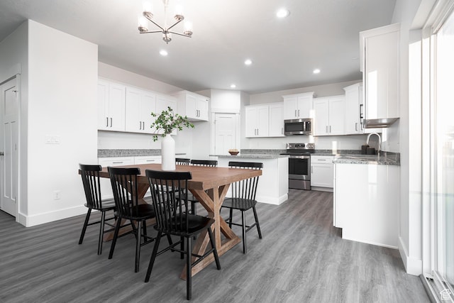 dining space with an inviting chandelier, recessed lighting, dark wood-style flooring, and baseboards