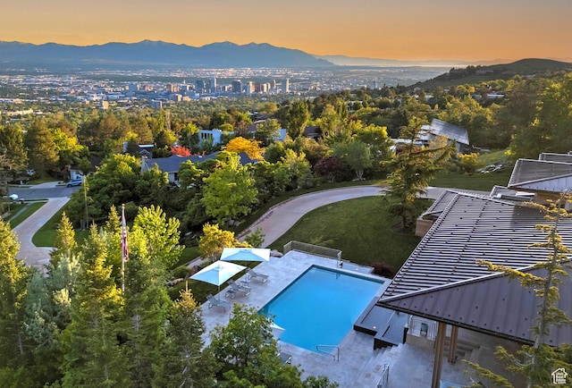 1559 E Tomahawk Dr N, Salt Lake City, UT 84103 - aerial view at dusk featuring a mountain view