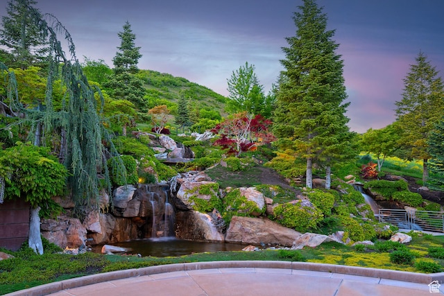 1559 E Tomahawk Dr N, Salt Lake City, UT 84103 - view of yard at dusk