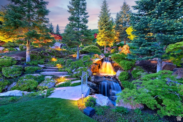 1559 E Tomahawk Dr N, Salt Lake City, UT 84103 - view of yard at dusk