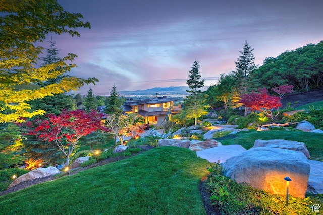 1559 E Tomahawk Dr N, Salt Lake City, UT 84103 - view of yard at dusk