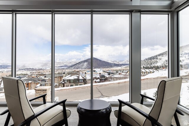 2752 W High Rd Unit 1501, Park City, UT 84098 - interior space with a wealth of natural light and a mountain view