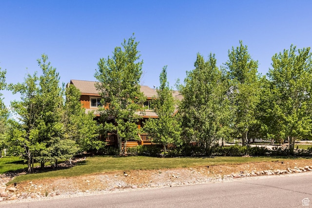 exterior space featuring a front yard