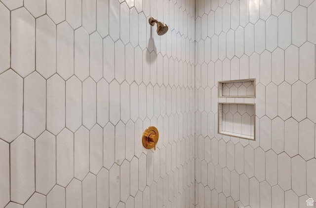 8122 S Willow Creek Cv, Cottonwood Heights, UT 84093 - bathroom featuring a tile shower