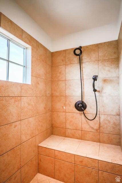 bathroom featuring tiled shower