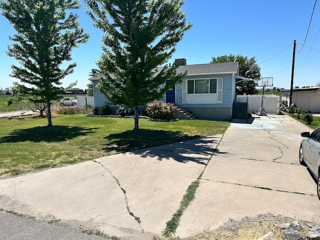 view of front of property with a front yard