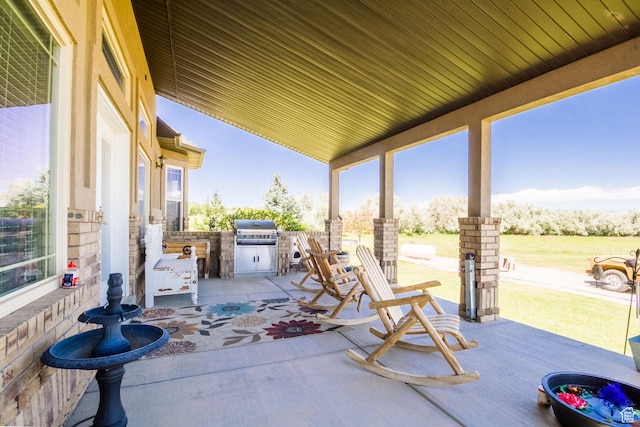 view of patio featuring a grill and an outdoor kitchen