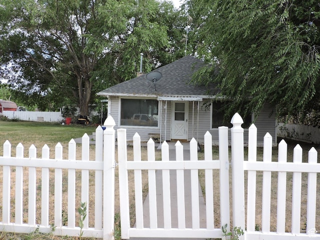 view of front of house featuring a front yard